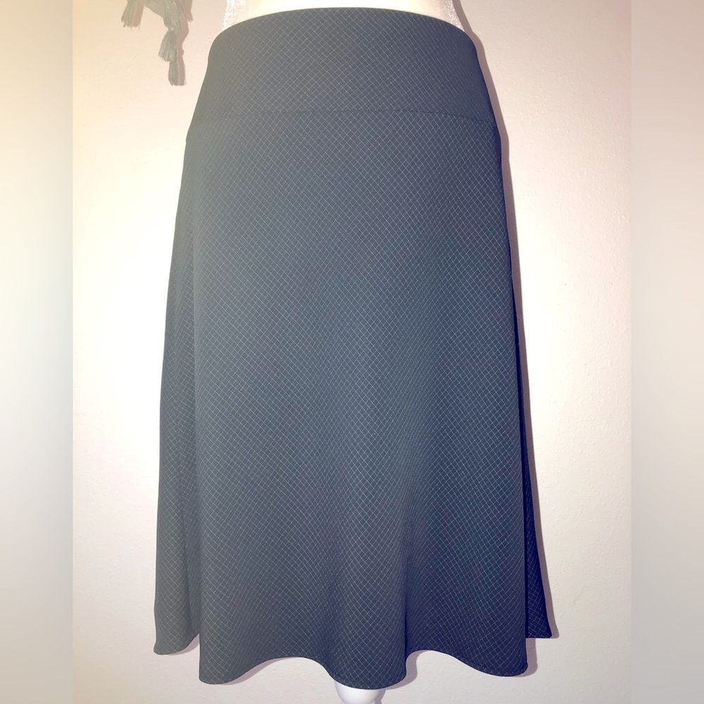 Ann Taylor Loft. Size 6. Dark Blue with Light Blue Pinstripes.